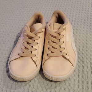 𝅺Girl's Gently Used Light Pink Pumas Size 2C (#3)